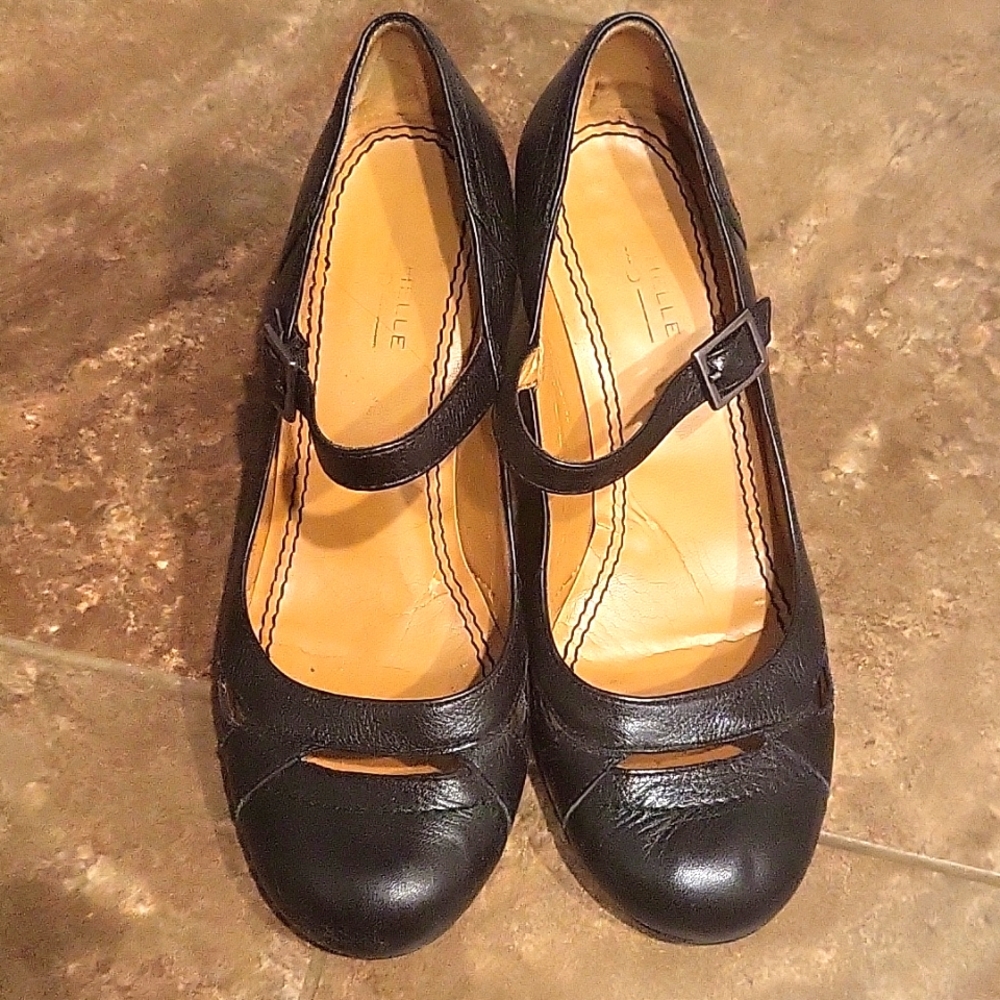 Michelle D black leather heels size 7 1/2